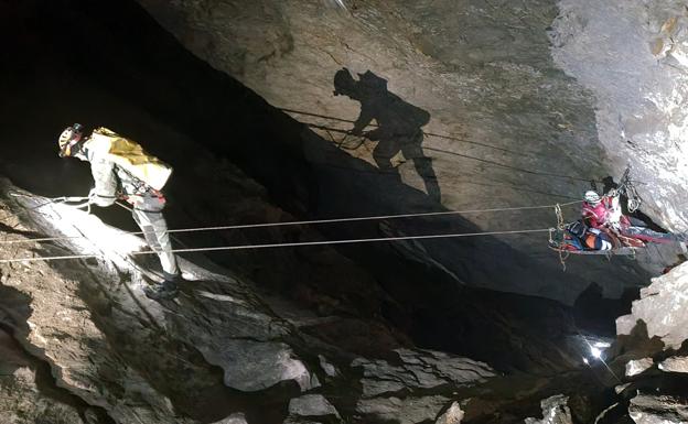 La UME realiza prácticas de rescate en cuevas en la Torca de los Monteros