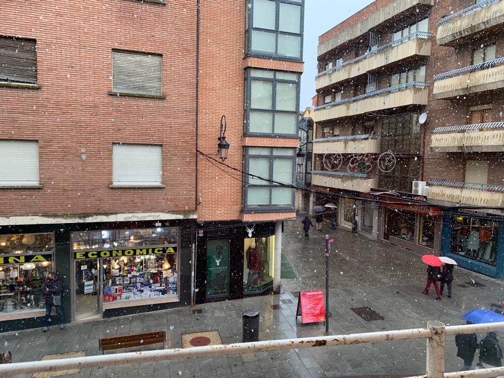 Caen los primeros copos en Burgos, en alerta por nieve