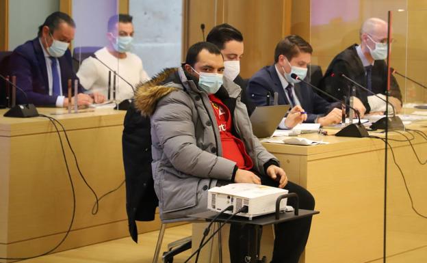 El acusado de matar al escayolista de Miranda: «Se cayó encima y la pistola se disparó accidentalmente»