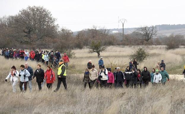 La XVIII Marcha a pie a los yacimientos de Atapuerca homenajea a Emiliano Aguirre