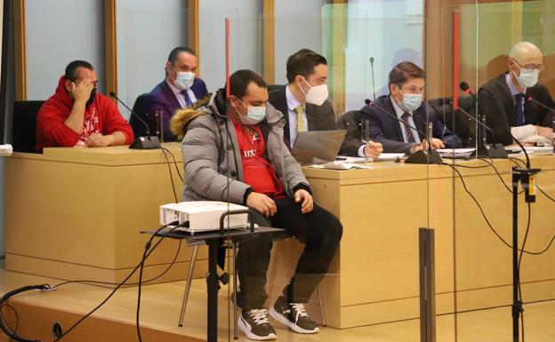 Los acusados de encubrir la muerte del escayolista de Miranda reconocen que cobraron por deshacerse del cadáver