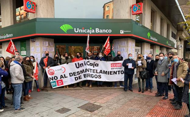 Decenas de personas se plantan ante el «desmantelamiento de Unicaja en Burgos»