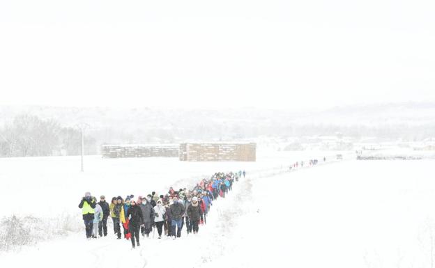 La marcha a pie hasta los yacimientos de Atapuerca vence a la nieve