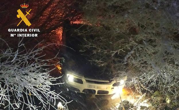 Rescatado un conductor atrapado en su coche inundado de agua al caer al río Ubierna por el temporal