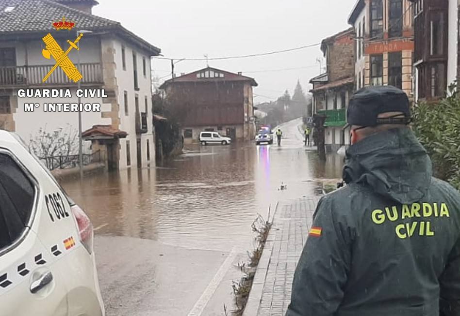 La Guardia Civil evacúa varias poblaciones del norte de Burgos por el desbordamiento de los ríos