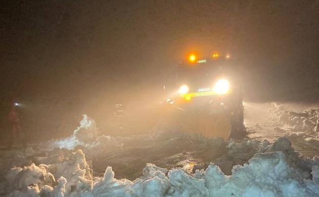 La UME rescata a dos personas atrapadas por la nieve en el puerto de Estacas de Trueba