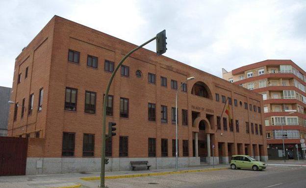 Absuelta una mujer en Aranda tras ser denunciada por una cuidadora de maltratar a su marido con discapacidad