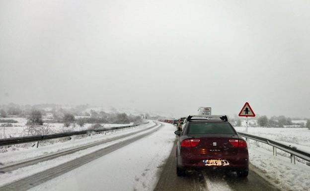 La nieve dificulta el tráfico en las carreteras de Burgos