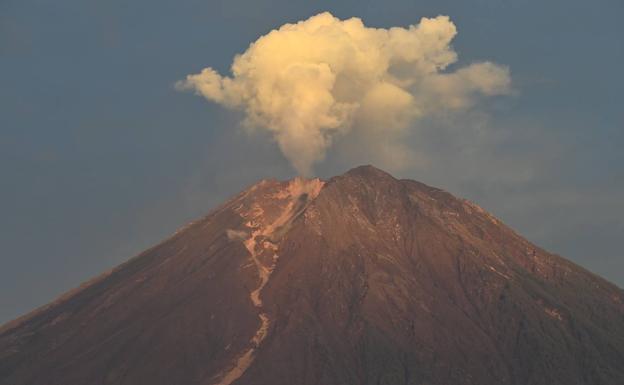 Mueren 39 personas en la erupción de un volcán en Java