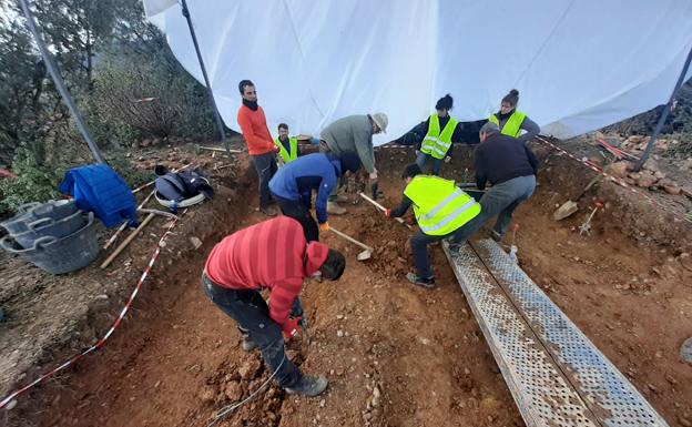 Descubierto medio centenar de hachas de mano paleolíticas en el yacimiento de Valparaíso