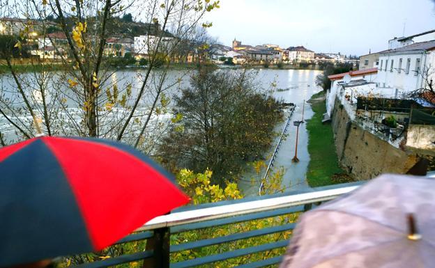 Las Merindades se desbordan: «No es solo el río, estamos rodeados de un mar»