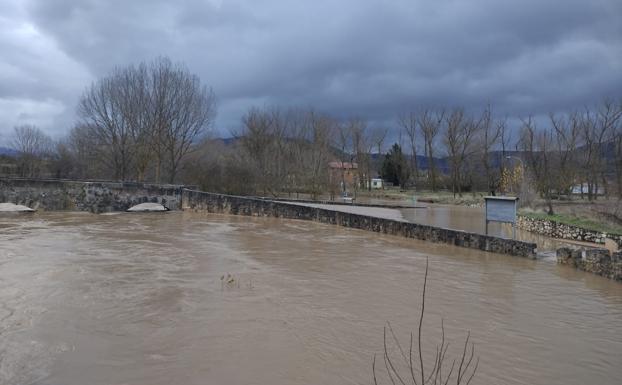 Carreteras cortadas y clases suspendidas por la crecida de los ríos en Burgos