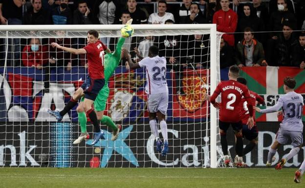 El Barça agudiza su crisis en El Sadar