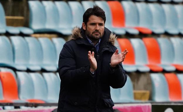 Lolo Escobar: «Es difícil, para equipos tan jóvenes, gestionar partidos con tanta presión»