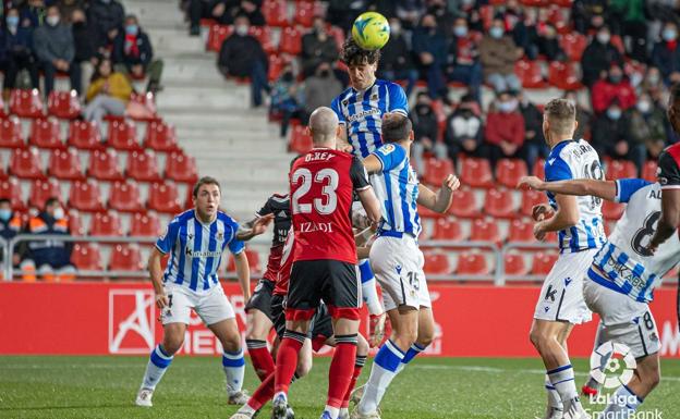 Dos regalos de Riquelme alejan al Mirandés de la zona de descenso