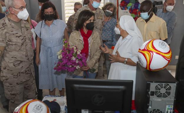 La misionera burgalesa Sor Hortensia recibe a la ministra de Defensa en Senegal