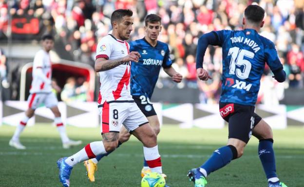 El Rayo sigue lanzado en Vallecas y agrava la crisis del Alavés