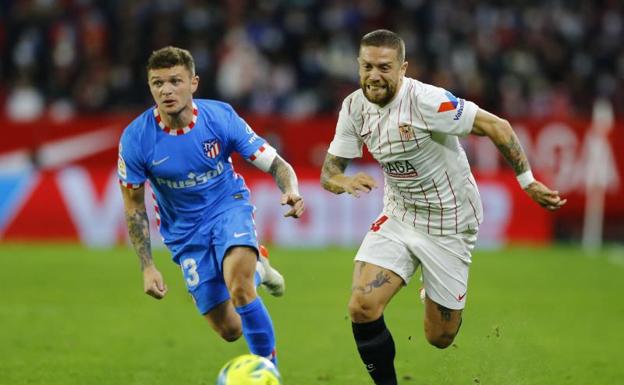 El Sevilla doblega al Atlético y se perfila como única alternativa al Madrid