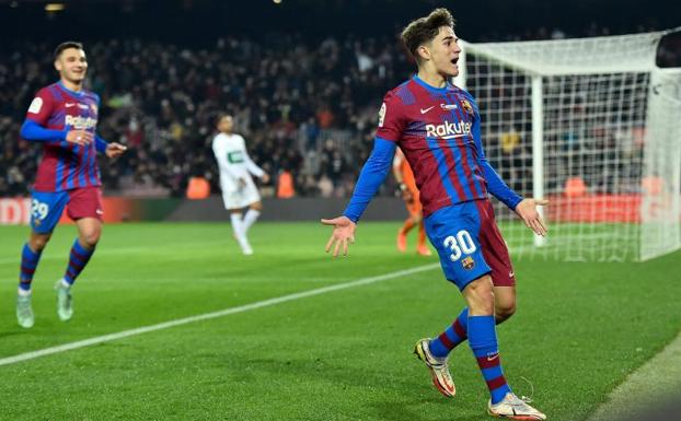 El Camp Nou se rinde a Gavi