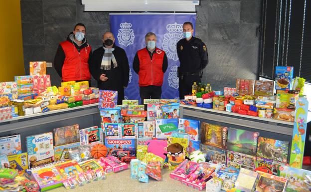 Gran recogida de juguetes y alimentos en la comisaría de la Policía Nacional de Miranda