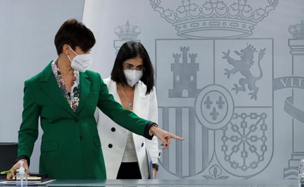 La apuesta por la mascarilla en el exterior sin medidas adicionales dispara la crítica a Sánchez