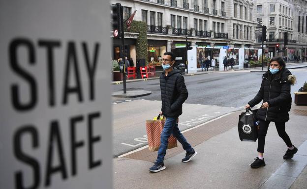 París impone la mascarilla y Reino Unido aumenta las camas hospitalarias