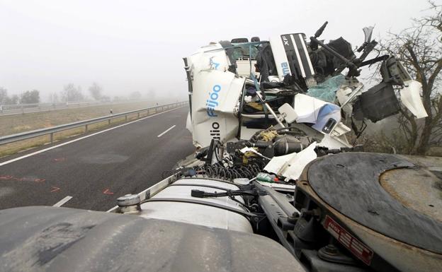 Mueren tres personas en un accidente múltiple en Lleida