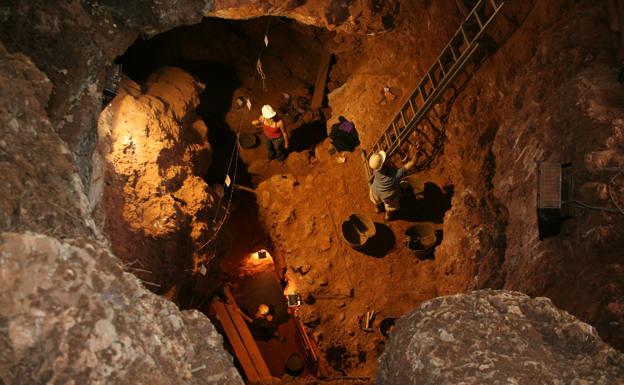 La Fundación Atapuerca colabora en el estudio de la cueva cacereña de Santa Ana