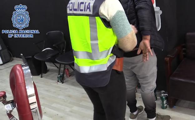 Cae una red de corrupción de menores en Madrid que captó a diez adolescentes