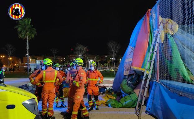 Fallece una niña al salir volando un castillo hinchable en Valencia