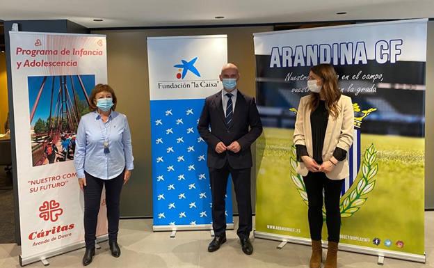 CaixaBank aporta 10.000 euros a Cáritas y la Arandina C.F. para ayudar a jóvenes sin recursos en la práctica deportiva