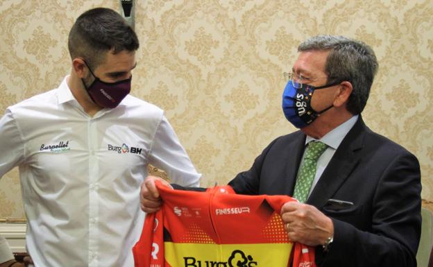 El presidente de la Diputación recibe a Felipe Orts por su cuarto título de Campeón de España de ciclocross