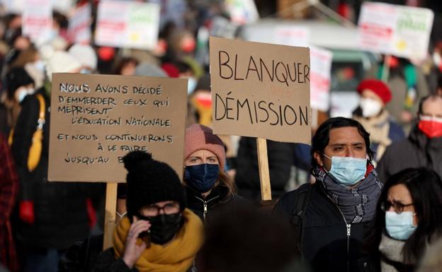 Los profesores franceses se plantan ante los continuos cambios de protocolo covid