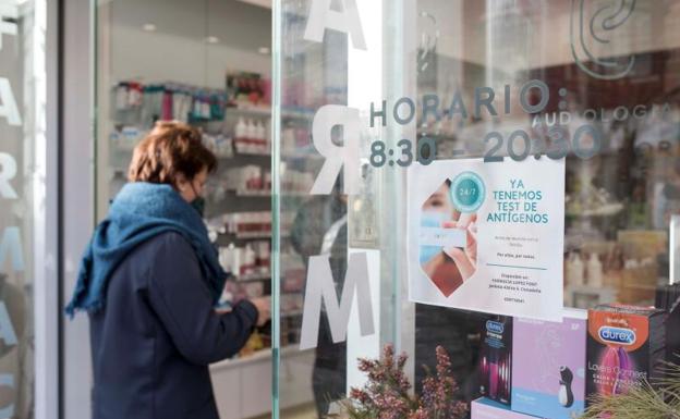 Los farmacéuticos asumen el precio de los test fijado por el Gobierno