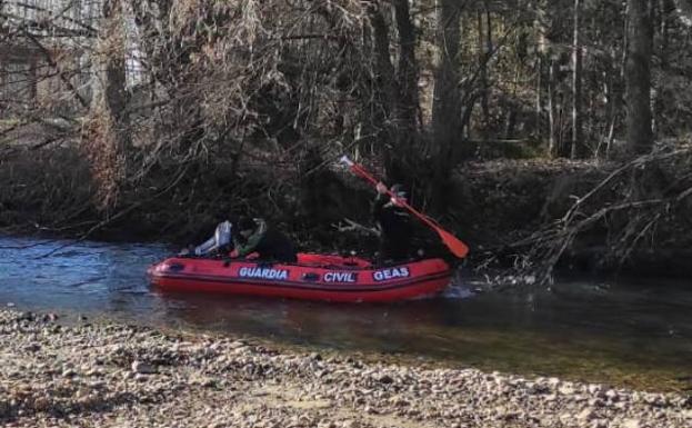 El GEAS de la Guardia Civil peina sin resultado el río en busca del desaparecido en Carrión