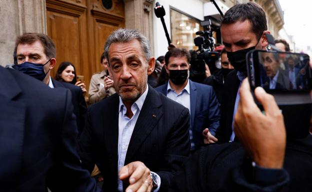 Cuatro excolaboradores de Sarkozy condenados por los 'sondeos del Elíseo'