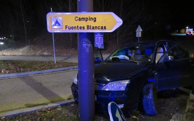 Empotra el coche contra una farola en el Bulevar