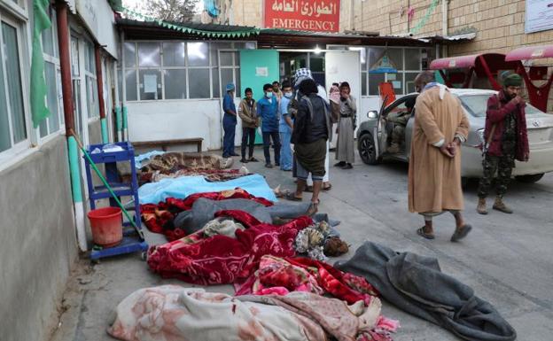 Al menos 77 muertos en un bombardeo en una prisión de Yemen