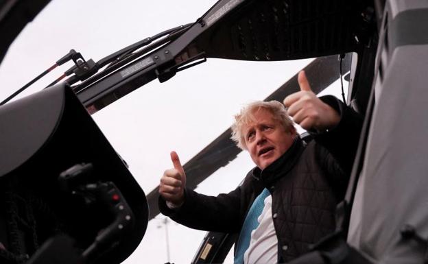 Scotland Yard rescata a Johnson del peligro de derrocamiento