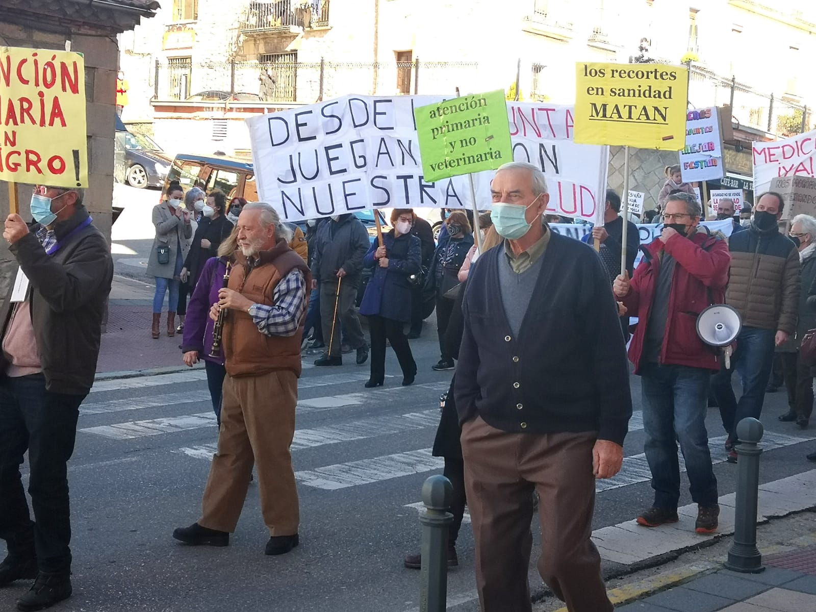 Un millar de personas exigen una plantilla completa en el centro de salud de Quintanar