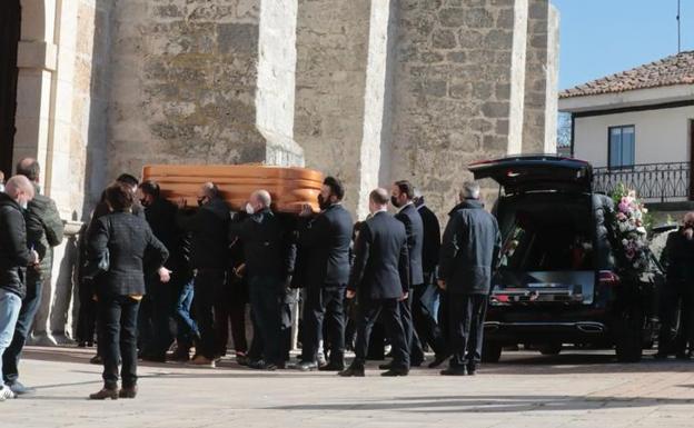 Traspinedo arropa a la familia en el funeral de Esther López