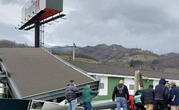 Un muerto al caer una torre de luz en un campo de fútbol de Asturias