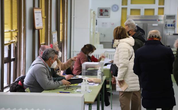 Los 28 vecinos de Haza acuerdan votar antes de comer y cierran mesa con un 100% de participación