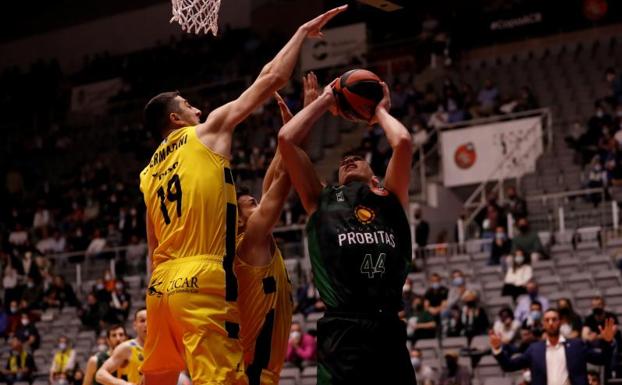 El Tenerife frena la heroica del Joventut en la orilla y repite semifinal