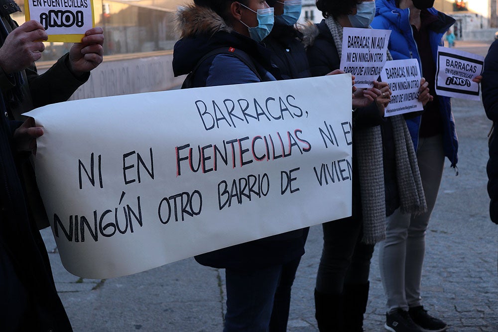 Los vecinos de Fuentecillas se concentran ante el Pleno