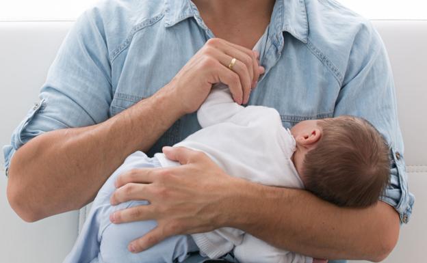 El complemento de maternidad debe abonarse a los hombres con efecto retroactivo desde 2016