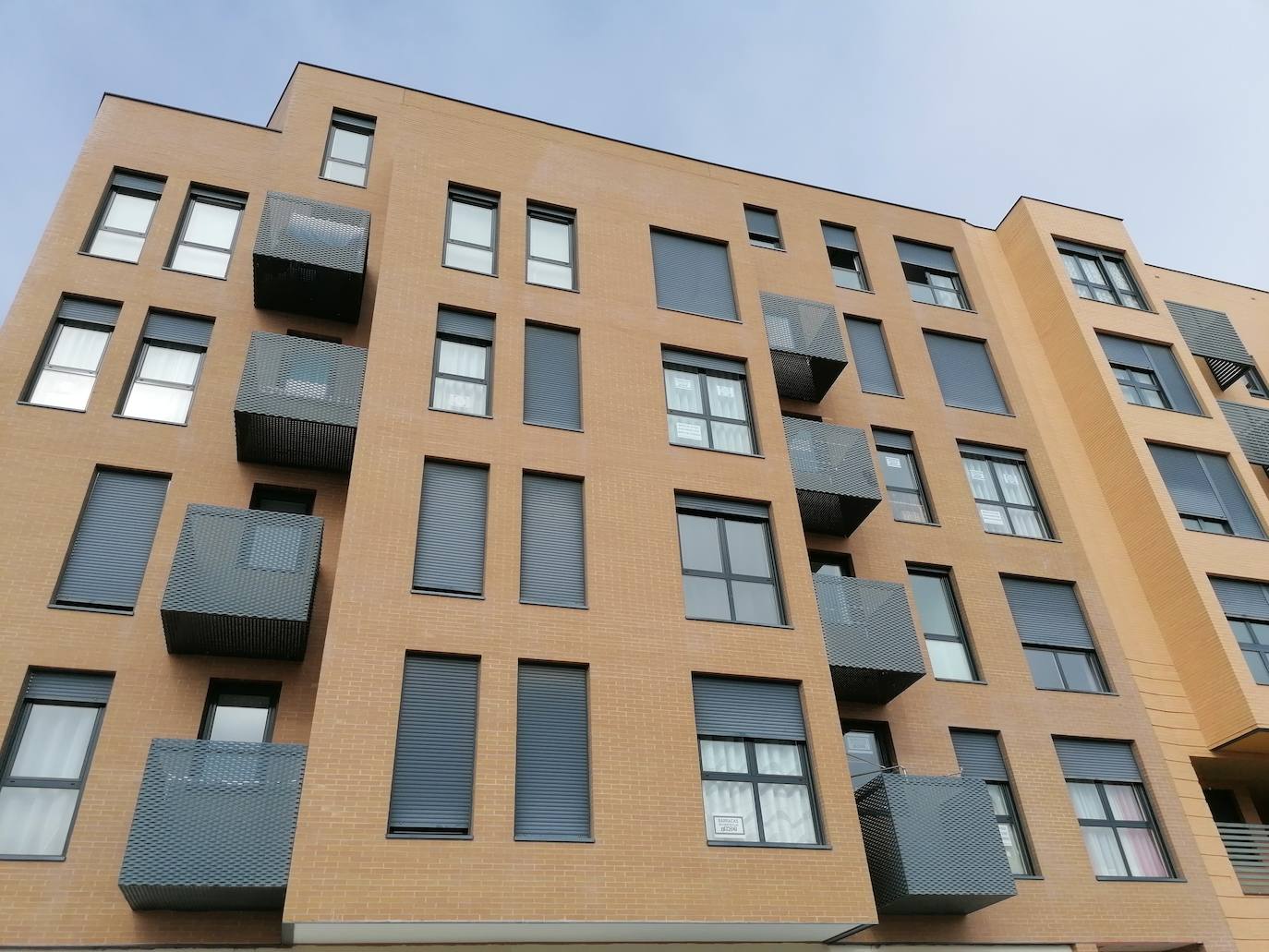 Vecinos de Fuentecillas han empapelado el barrio con carteles contra las barracas