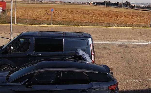 Detienen a un joven por amenazar de muerte con un hacha a los clientes de un bar en Las Merindades