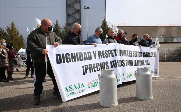 Asaja y la Alianza UPA-COAG movilizan a los ganaderos de leche por quinta vez desde el verano