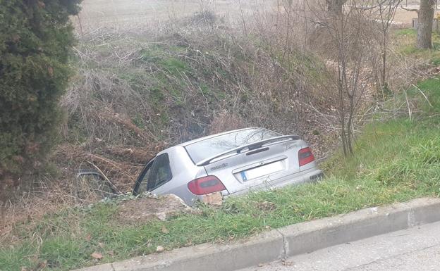 Roba un coche, provoca un accidente y lo abandona en un terraplén en Burgos